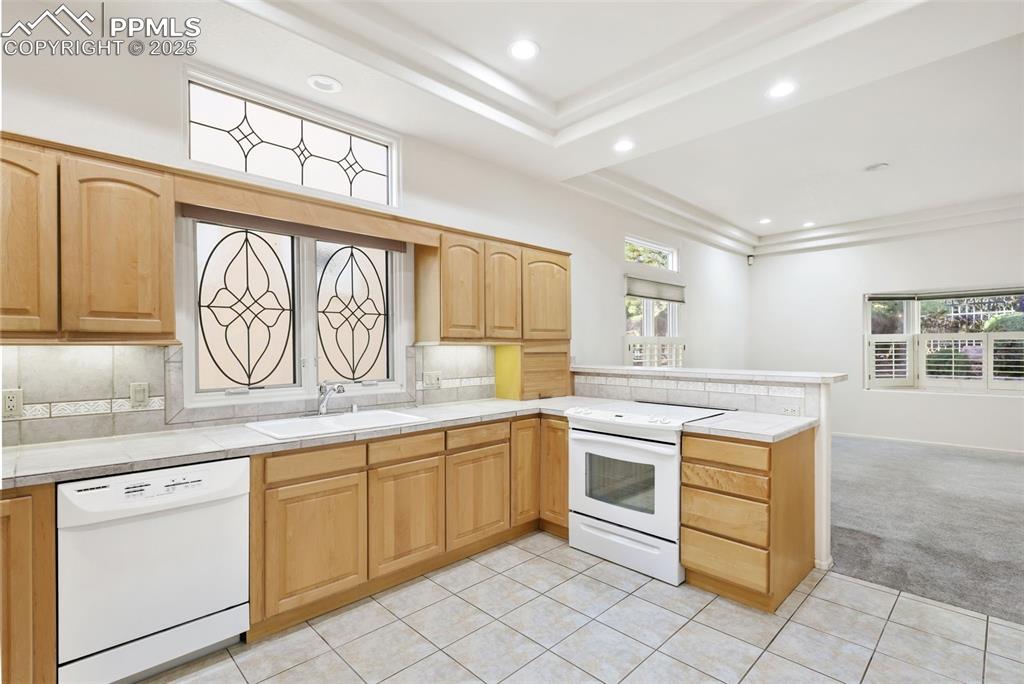 Image 16 of 32: Kitchen