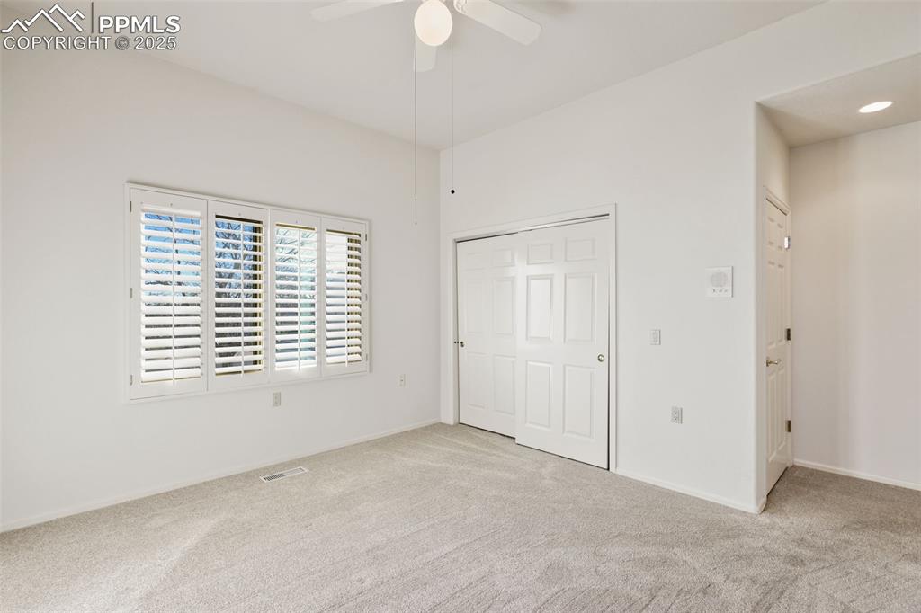 Image 26 of 32: Bedroom