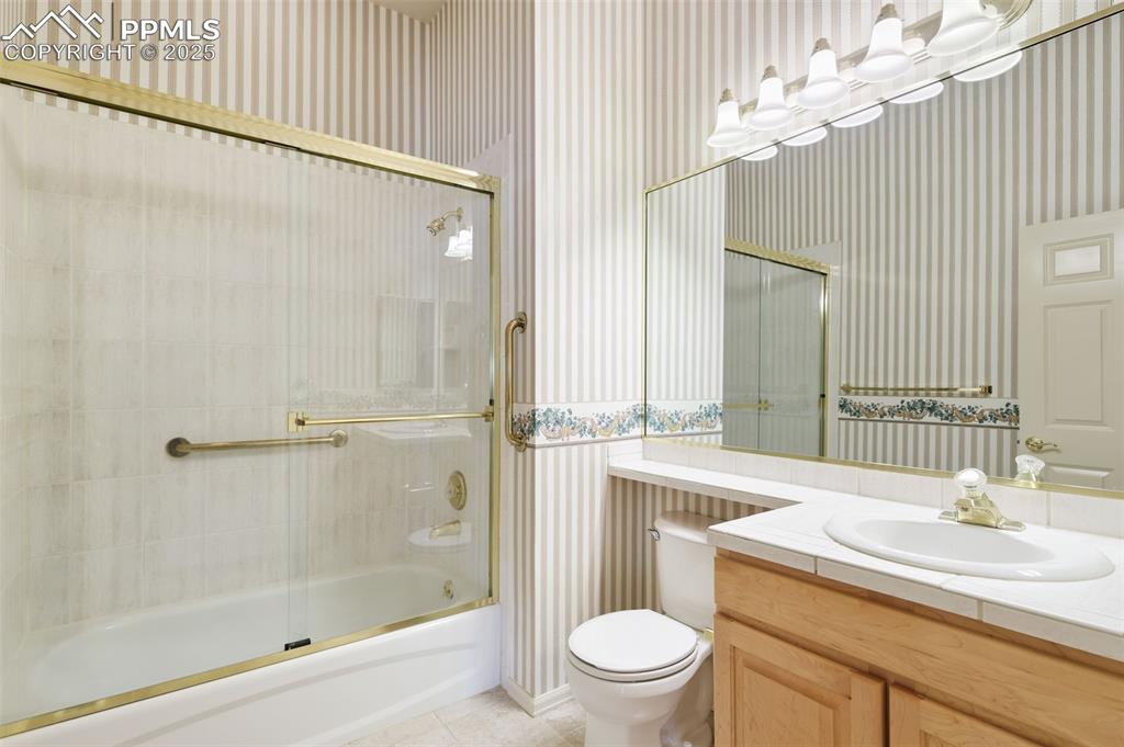 Image 27 of 32: Bathroom