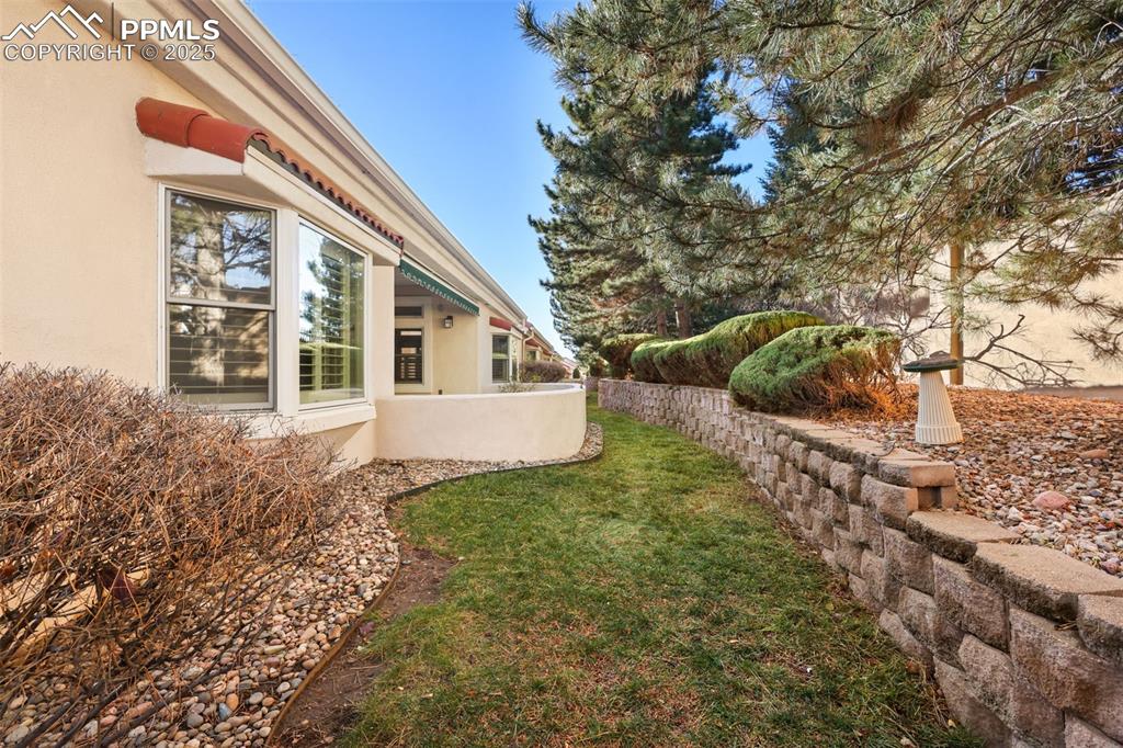 Image 30 of 32: Yard