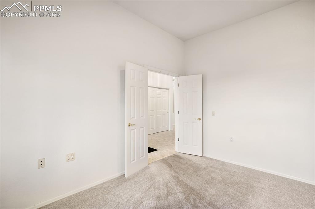 Image 7 of 32: Office