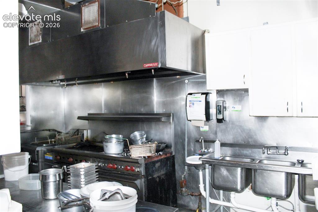 Image 10 of 28: Kitchen