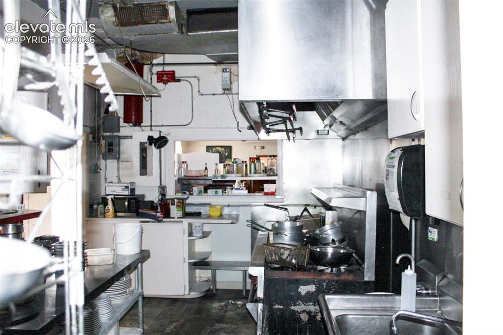 Image 11 of 28: Kitchen