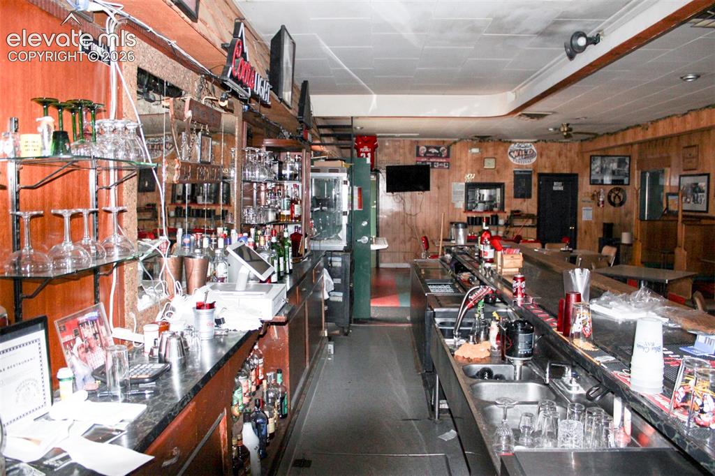 Image 17 of 28: Bar