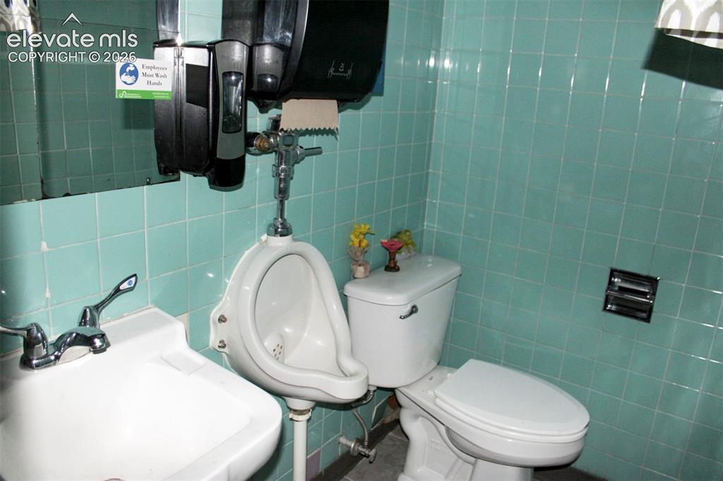Image 19 of 28: Bathroom