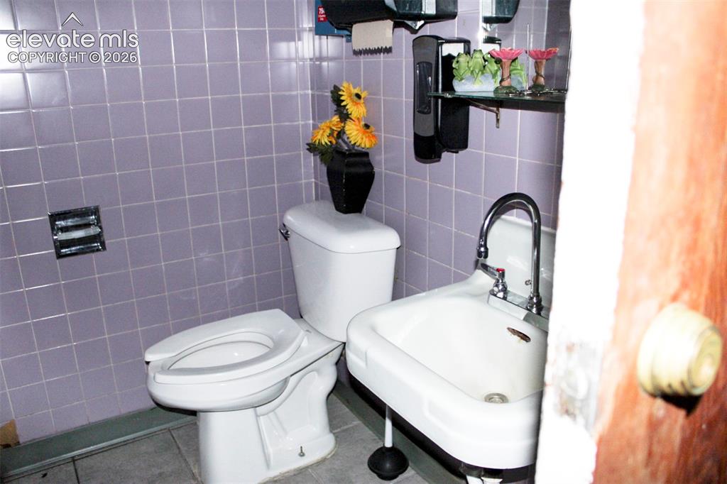 Image 20 of 28: Bathroom