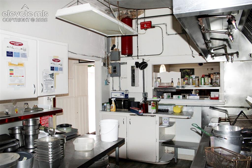 Image 21 of 28: Kitchen