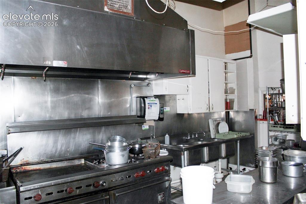 Image 9 of 28: Kitchen
