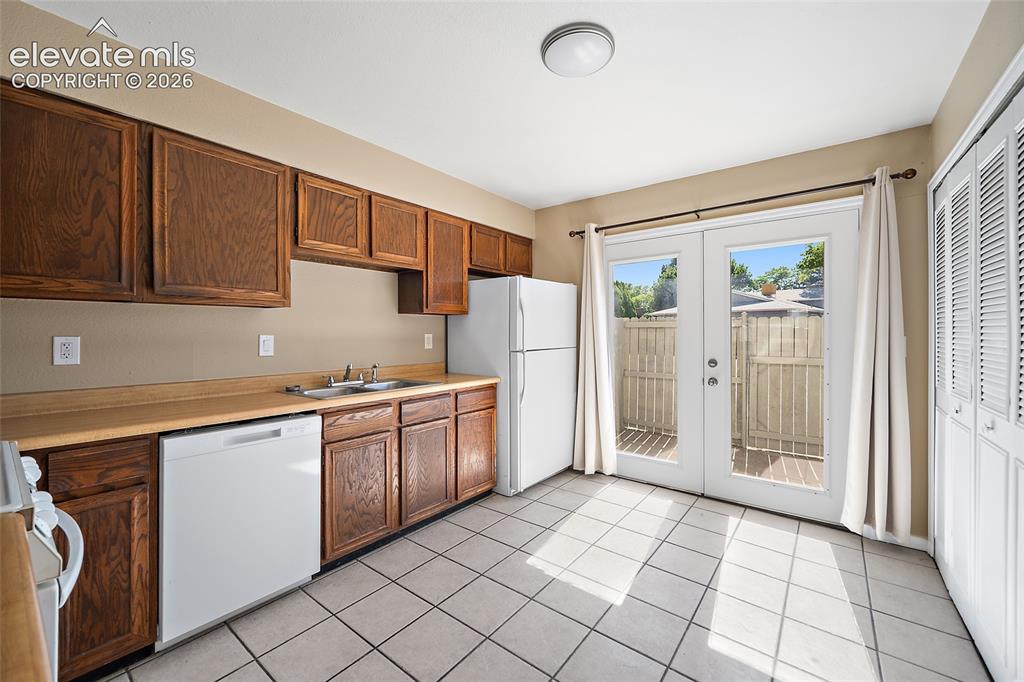 Image 12 of 30: Kitchen