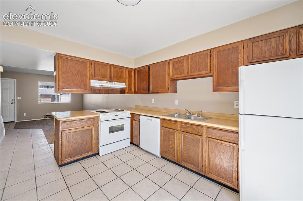 Image 14 of 30: Kitchen