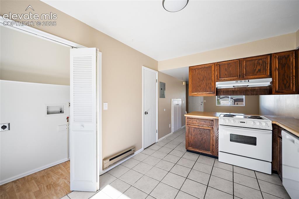 Image 18 of 30: Kitchen