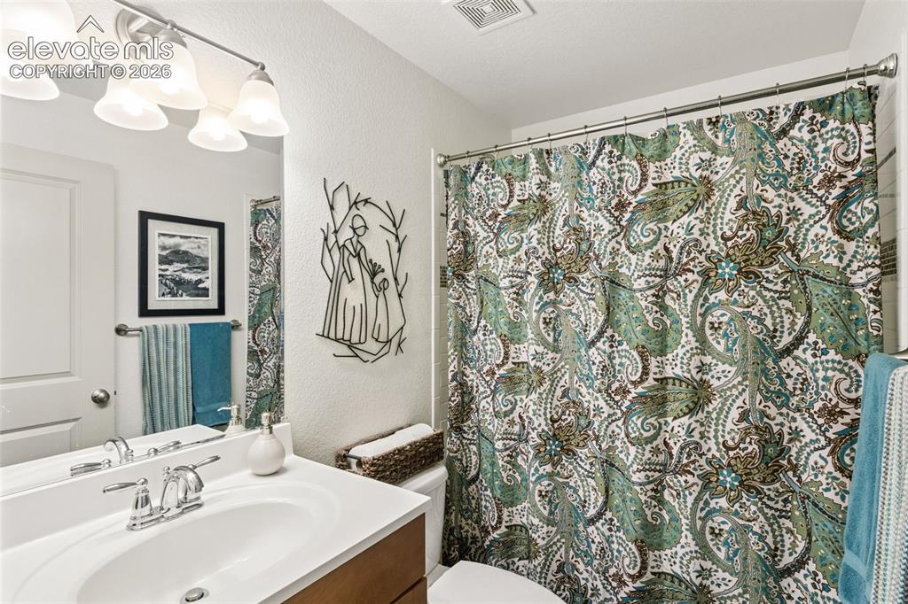 Image 16 of 35: Bathroom