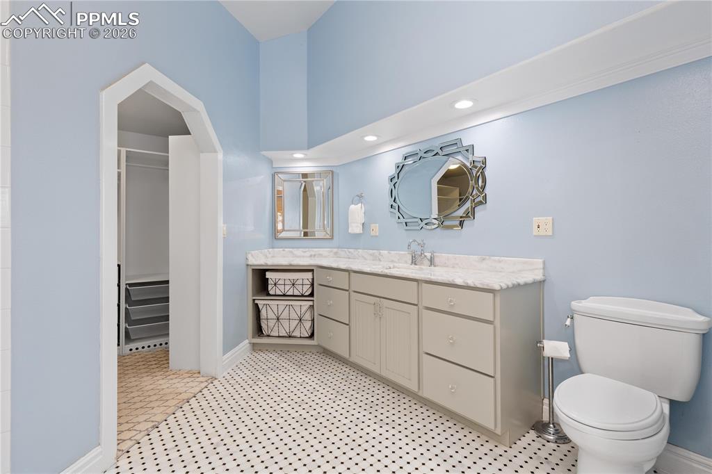 Image 17 of 47: Bathroom