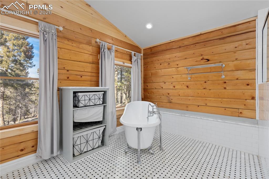 Image 19 of 47: Bathroom