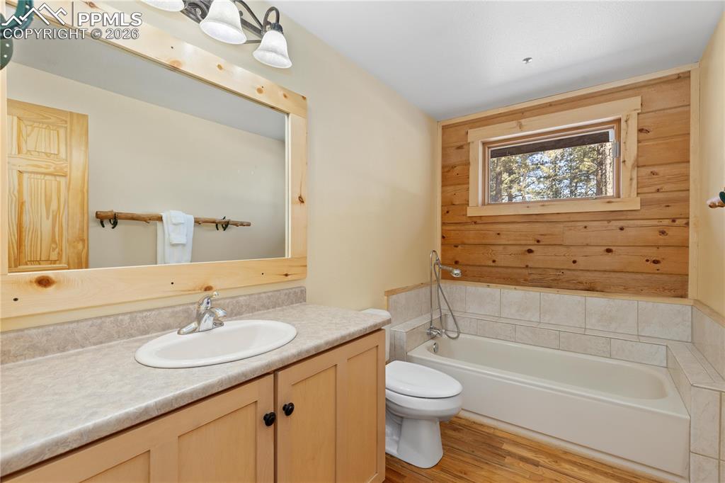 Image 23 of 47: Bathroom