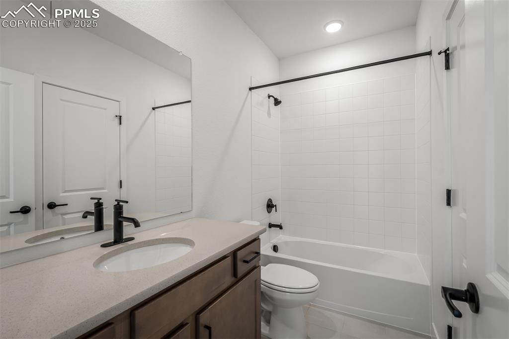 Image 22 of 35: Bathroom