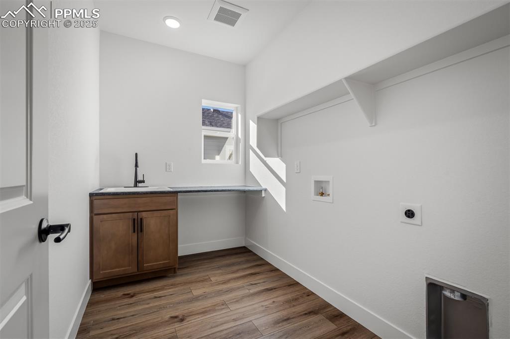 Image 24 of 35: Laundry