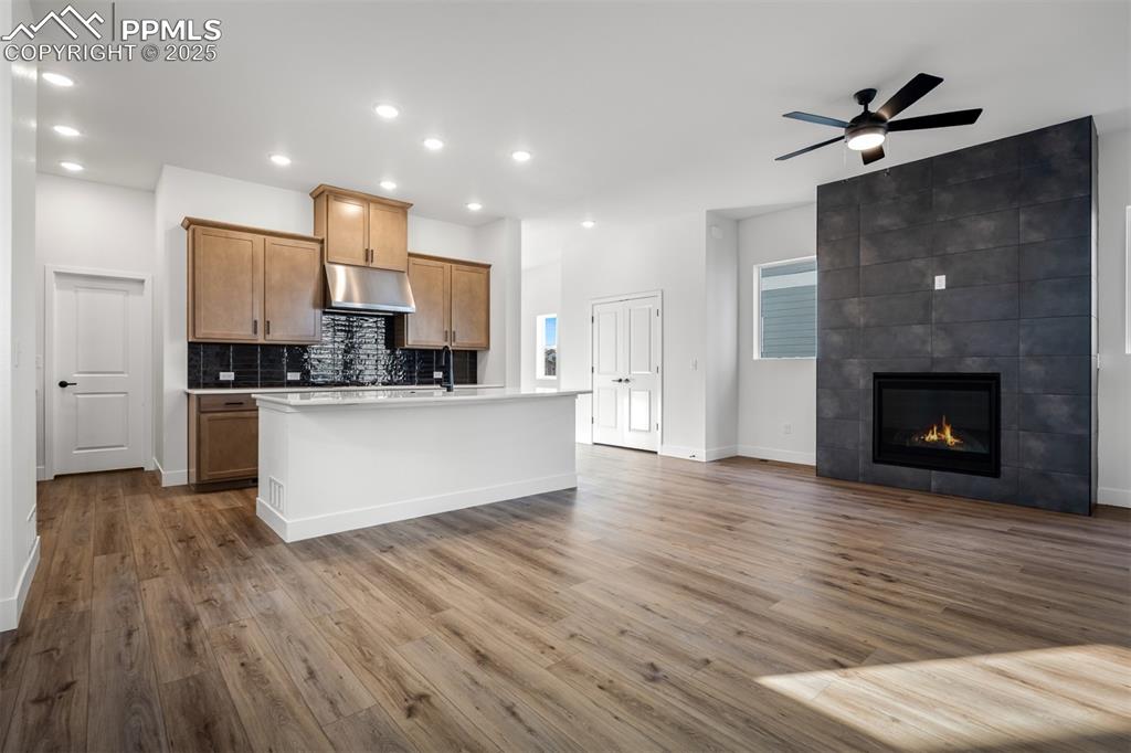 Image 5 of 35: Living Room