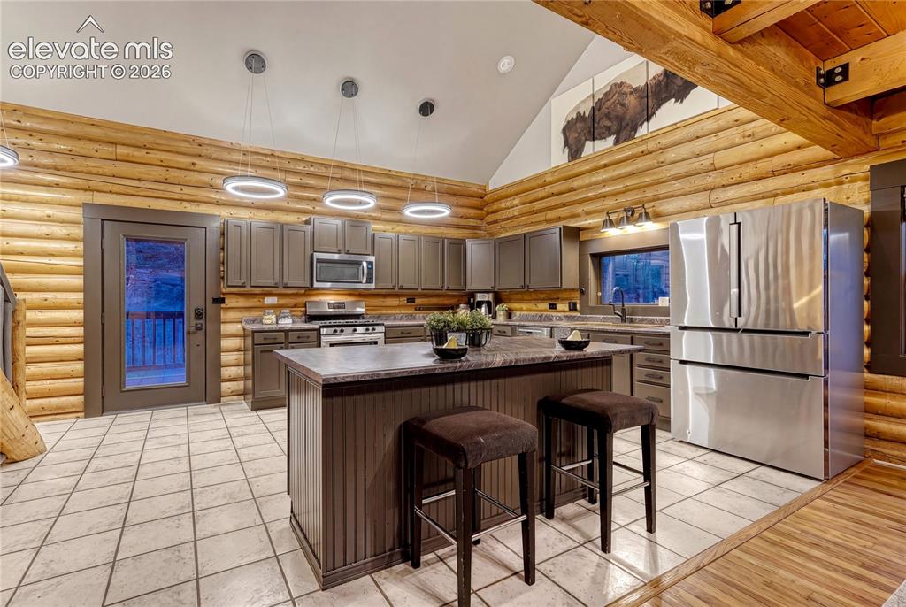 Image 11 of 50: Kitchen