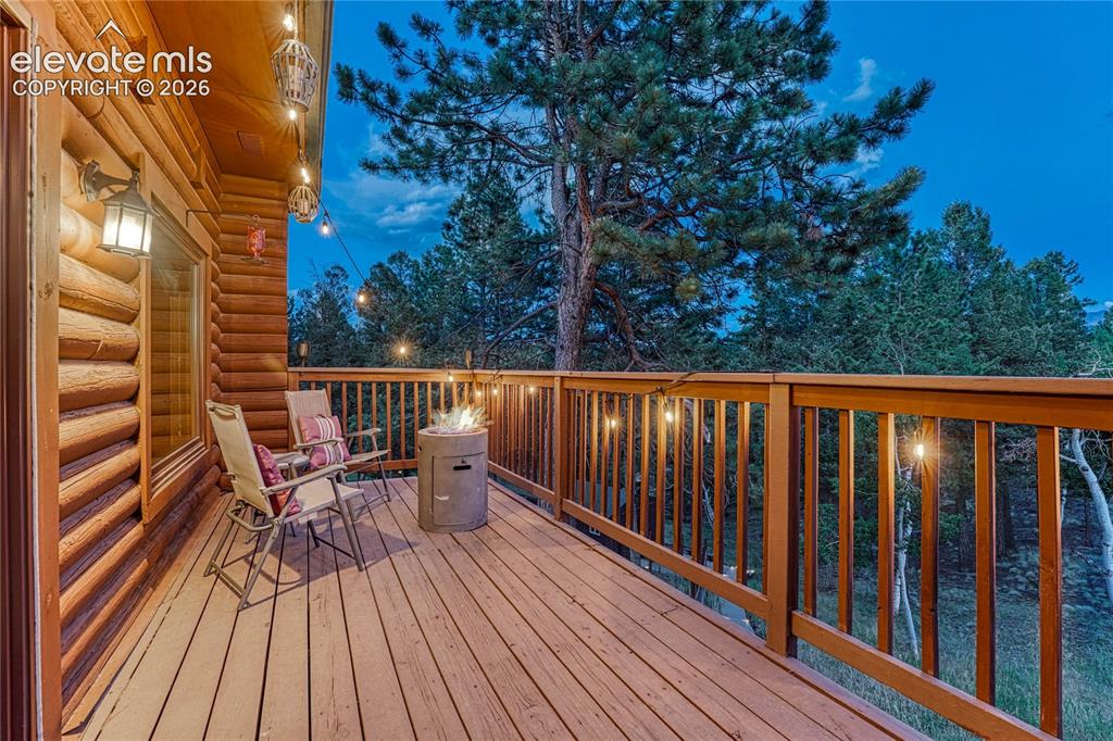 Image 13 of 50: Deck
