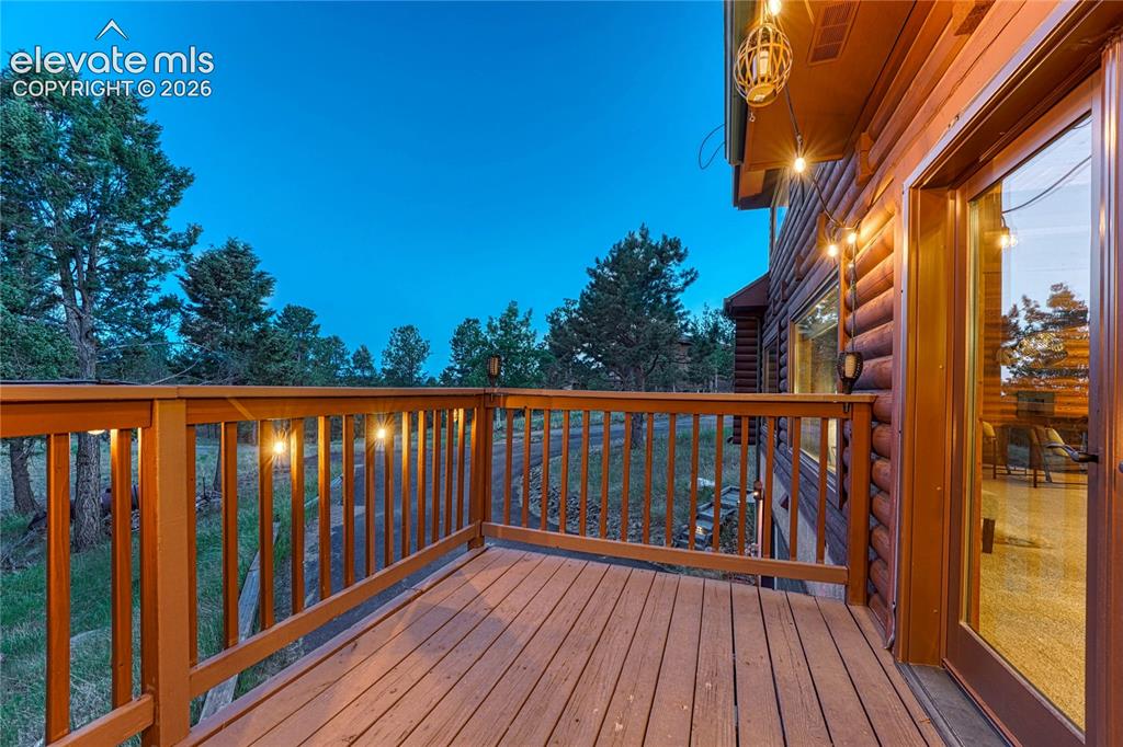 Image 15 of 50: Deck