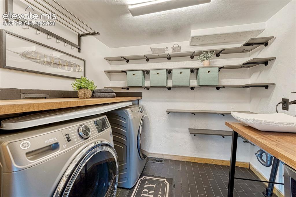 Image 16 of 50: Laundry