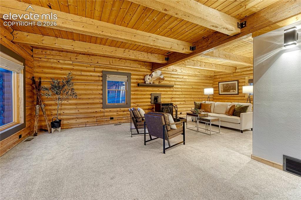 Image 18 of 50: Living Room