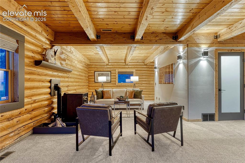 Image 19 of 50: Living Room