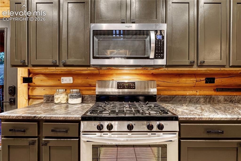 Image 6 of 50: Kitchen