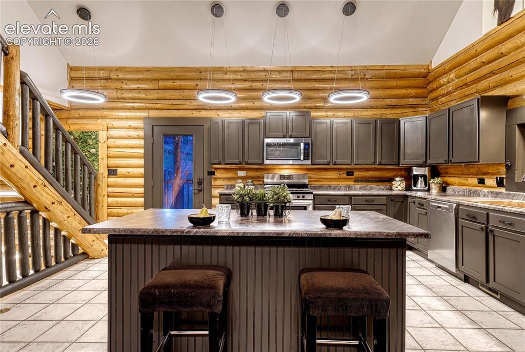 Image 7 of 50: Kitchen