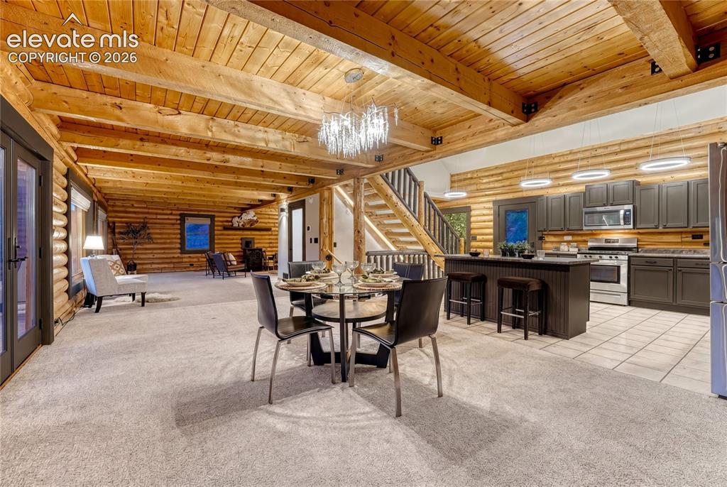 Image 8 of 50: Dining Area