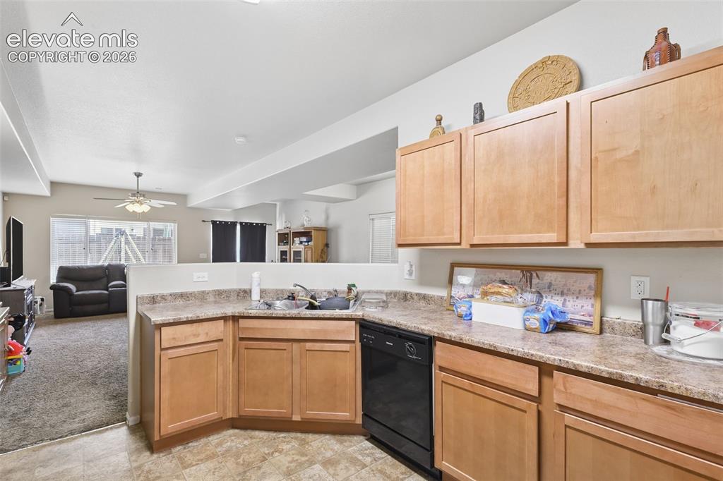 Image 10 of 25: Kitchen