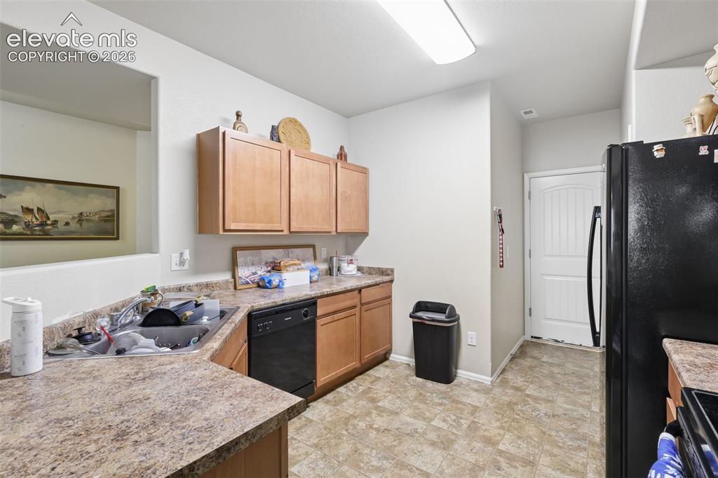 Image 11 of 25: Kitchen