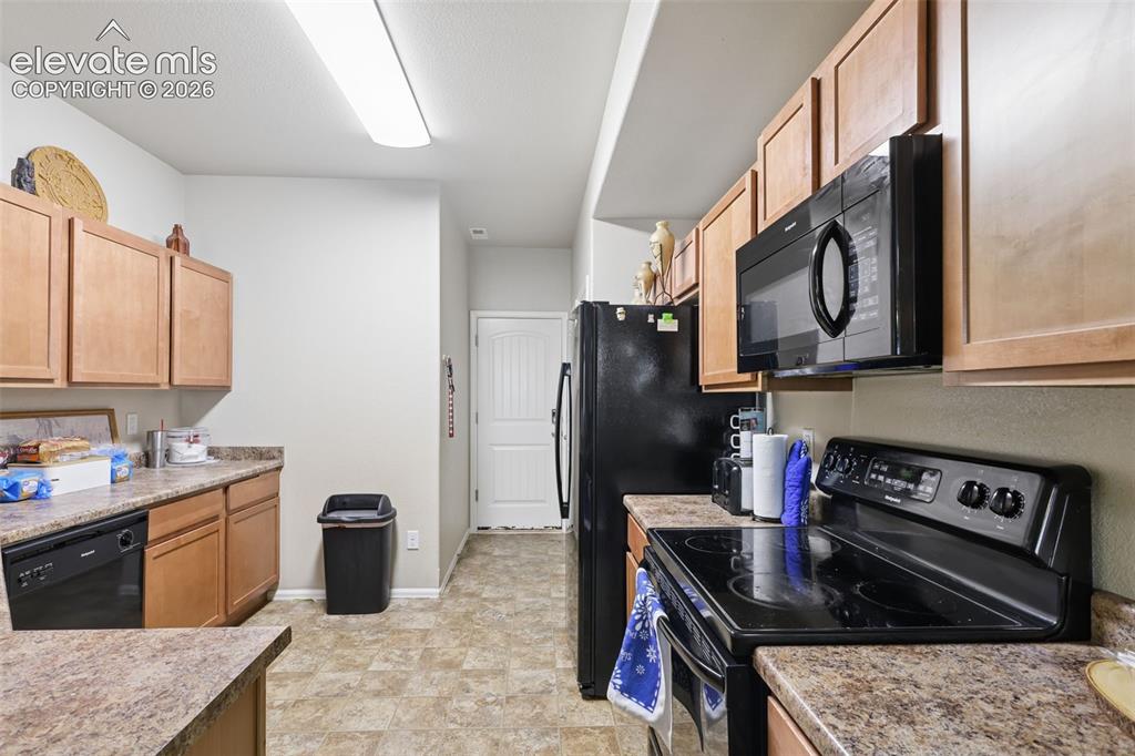 Image 13 of 25: Kitchen