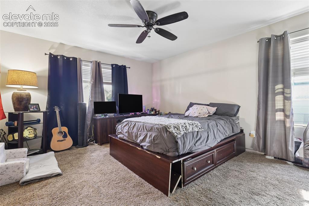 Image 18 of 25: Bedroom