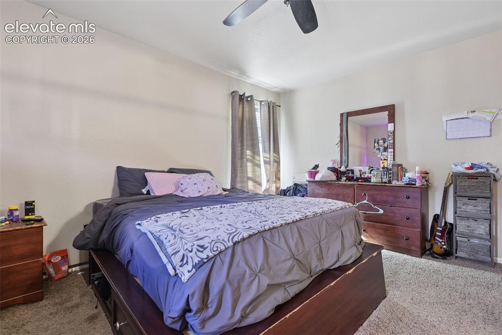 Image 19 of 25: Bedroom