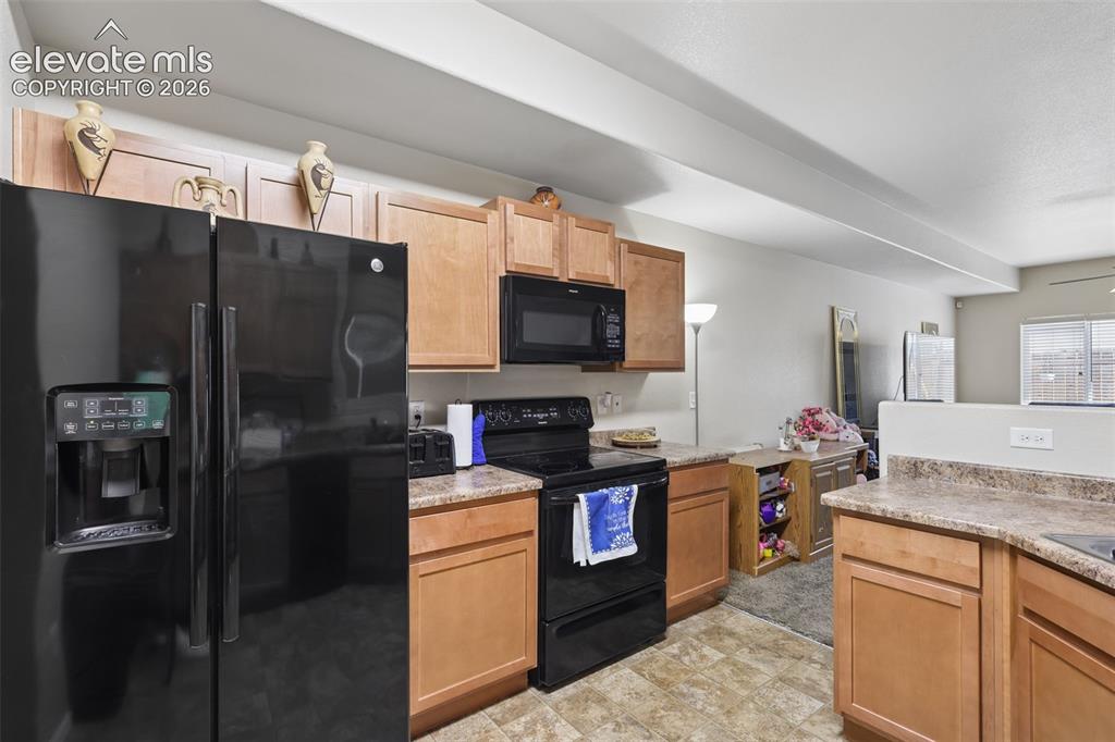 Image 9 of 25: Kitchen