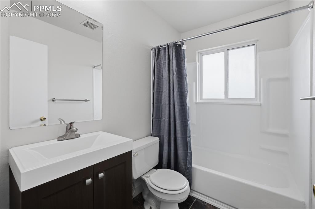 Image 11 of 25: Bathroom