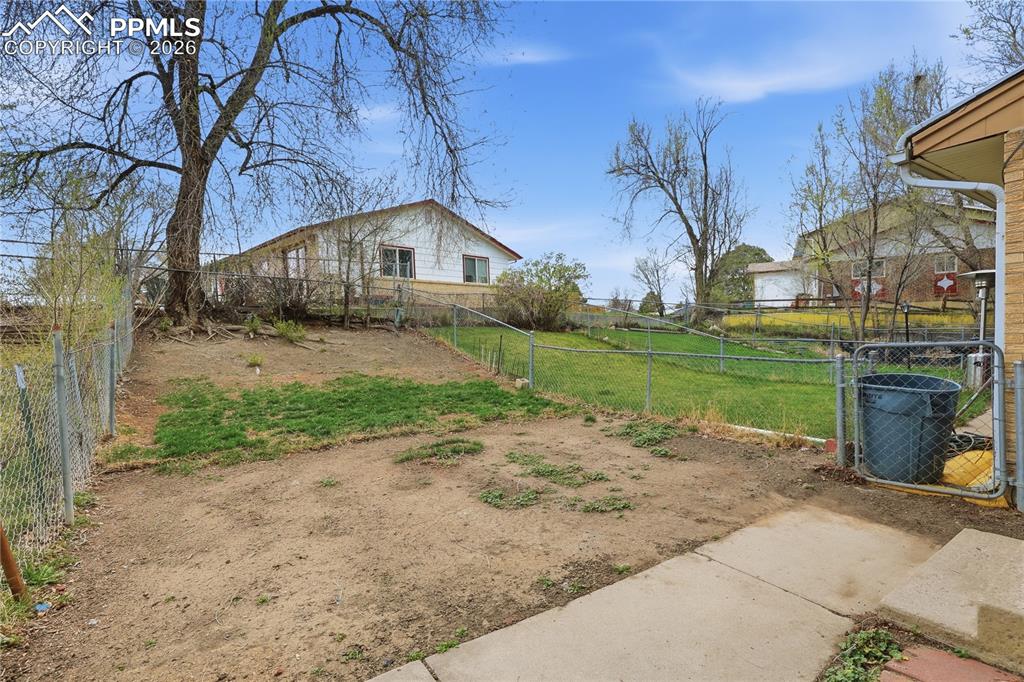 Image 17 of 25: Yard