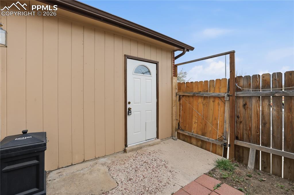 Image 20 of 25: Entry