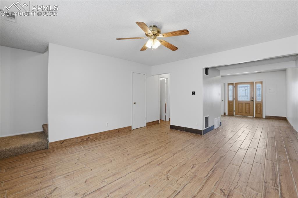 Image 3 of 25: Living Room