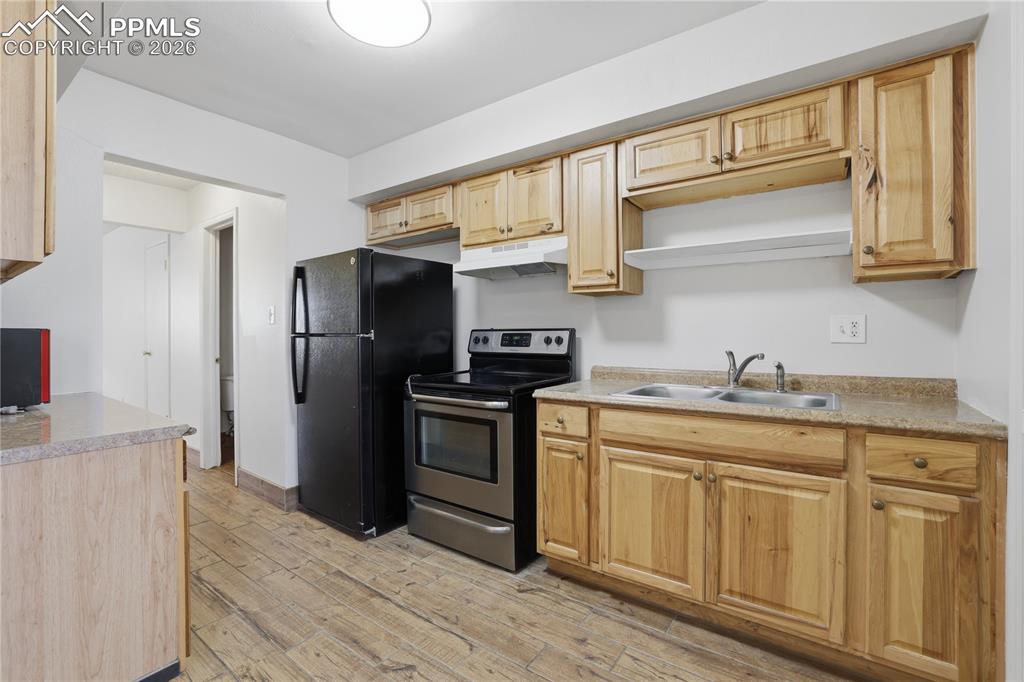 Image 6 of 25: Kitchen