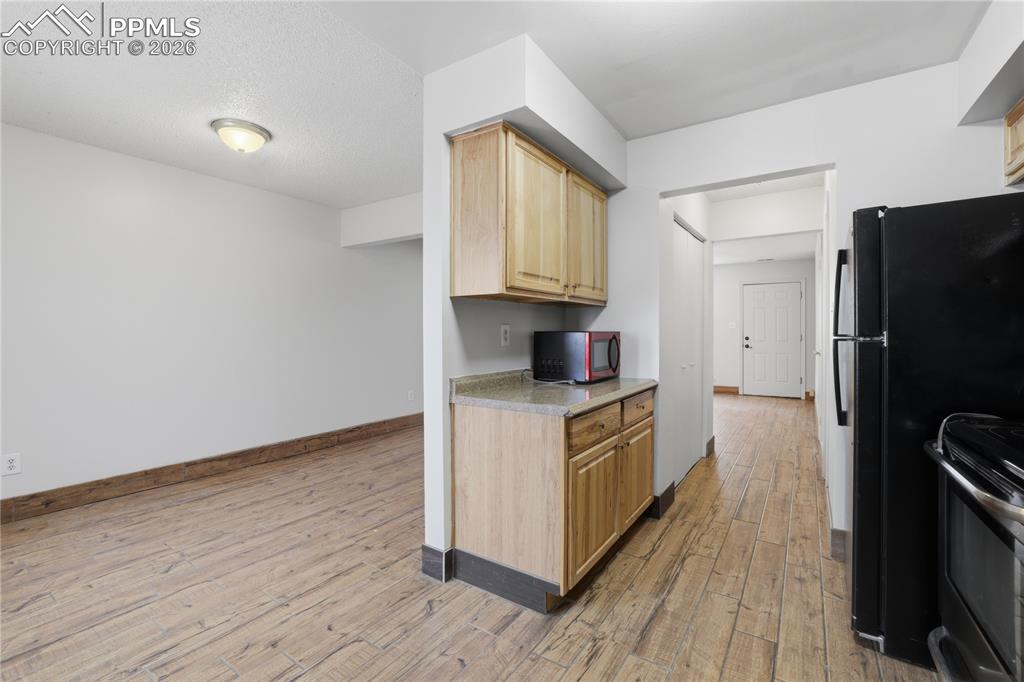 Image 7 of 25: Kitchen