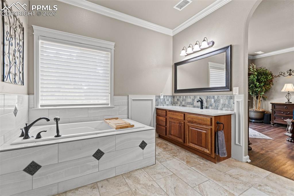 Image 17 of 49: Bathroom