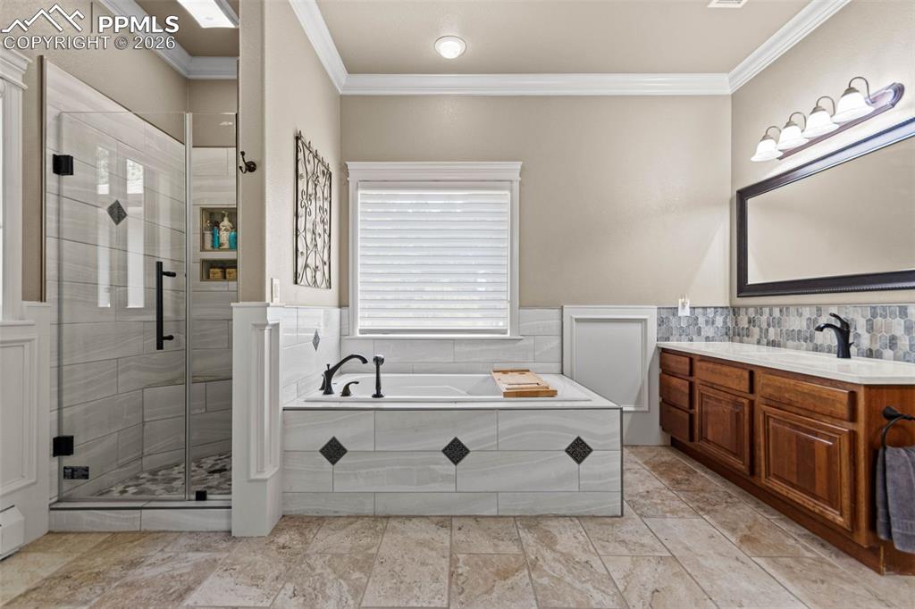 Image 18 of 49: Bathroom