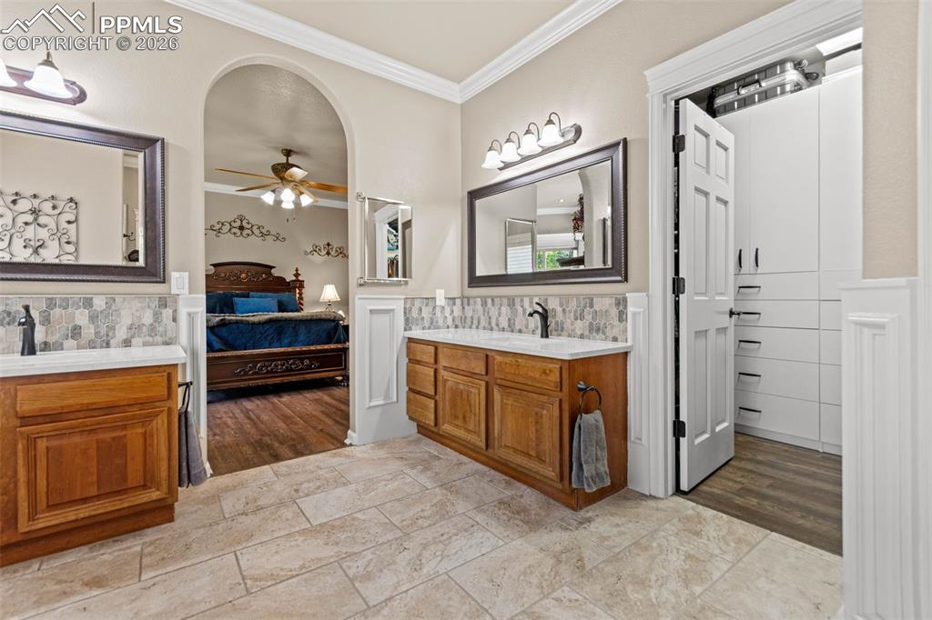 Image 19 of 49: Bathroom