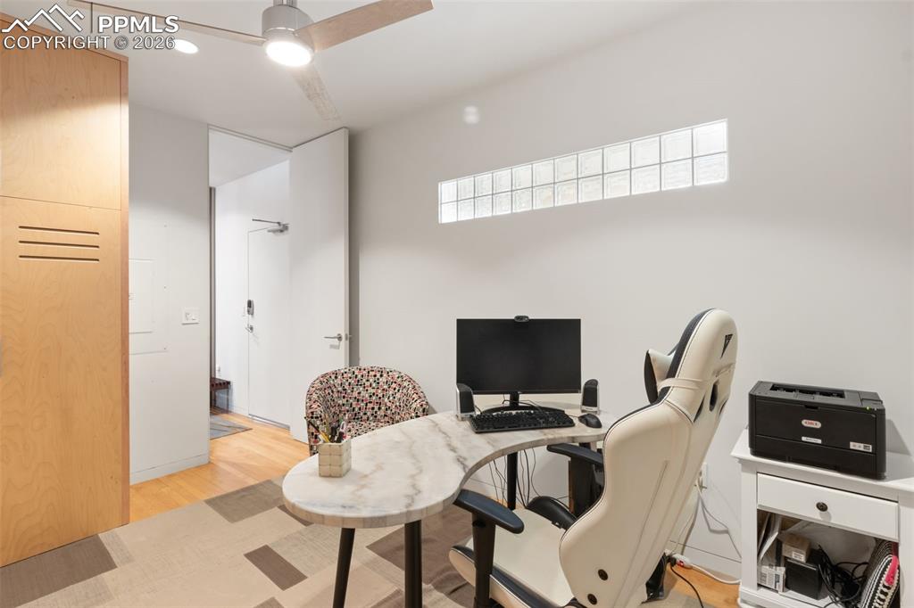 Image 25 of 47: Office