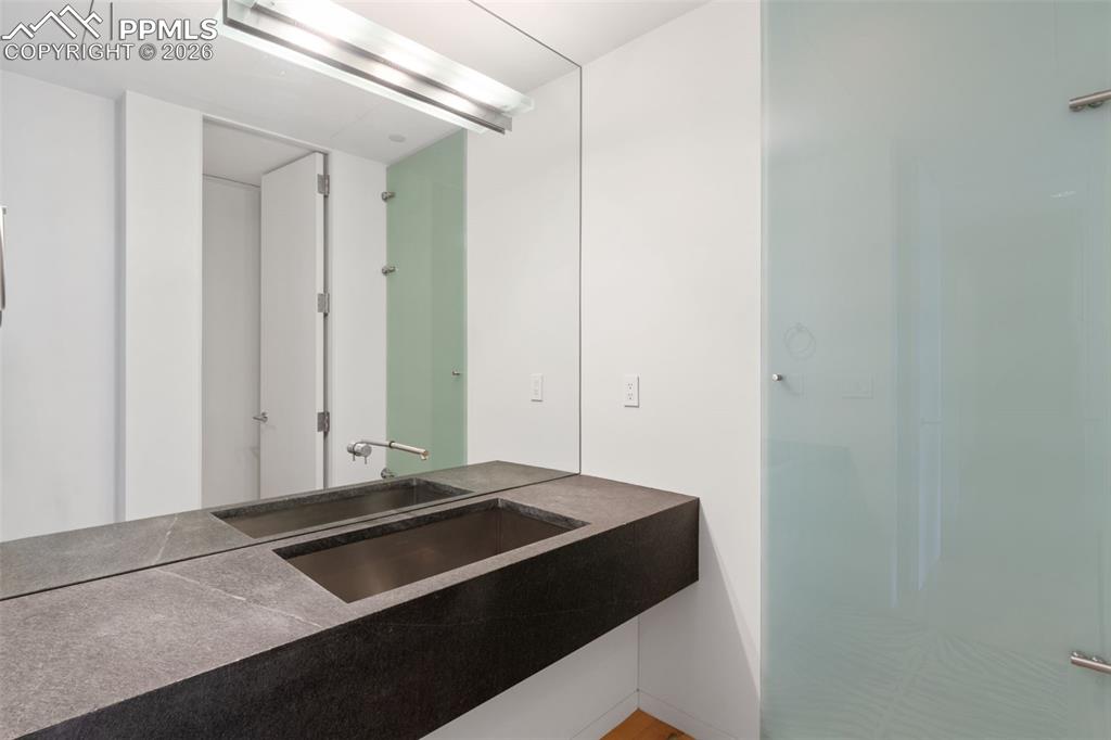 Image 28 of 47: Bathroom