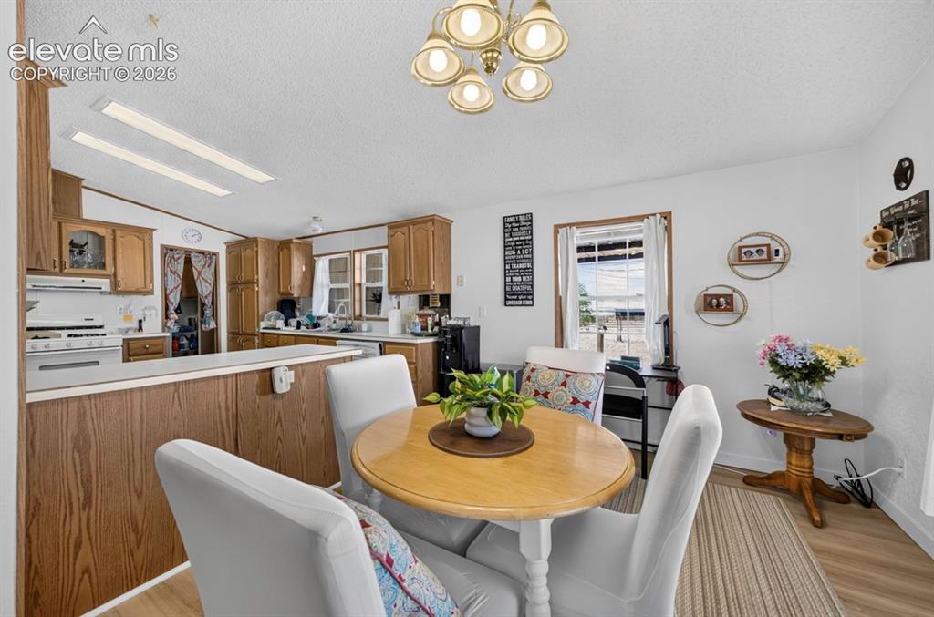 Image 15 of 50: Dining Area