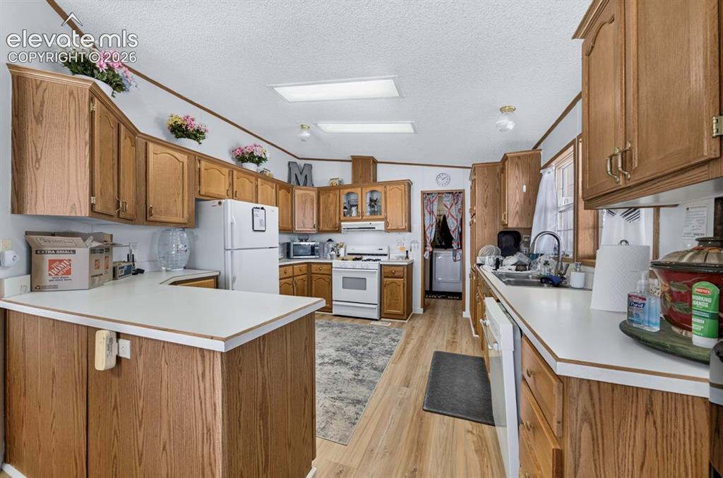 Image 17 of 50: Kitchen